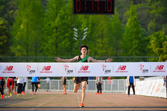 #致未来的我# 2017 New Balance中国大学生校园路跑接力赛华东赛区西子湖畔开跑