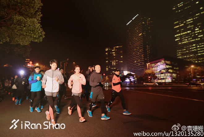 热点 | 马甲线女王袁姗姗 被群嘲后靠“炫腹”转型