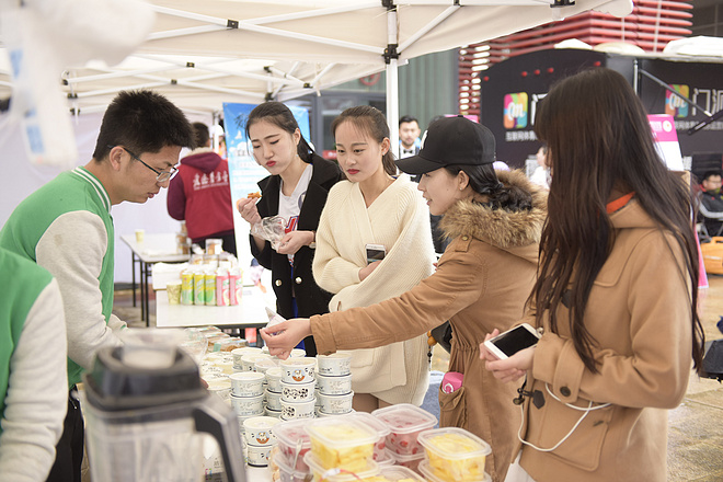 甜蜜跑再度开赛，铿锵玫瑰雨中开跑