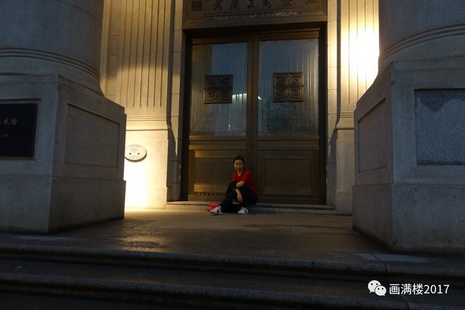 就算大雨让这座城市颠倒 我依然奔跑