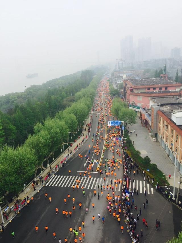 武汉马拉松，相逢在雨中。