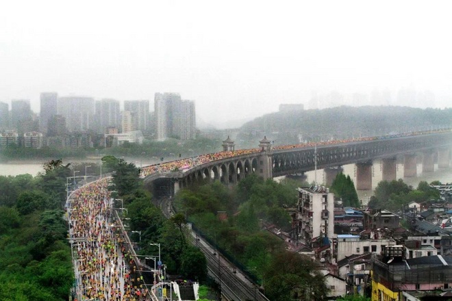 武汉马拉松，相逢在雨中。