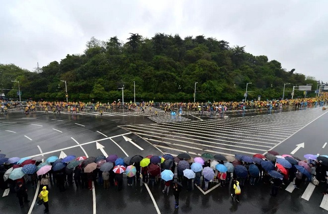 武汉马拉松，相逢在雨中。