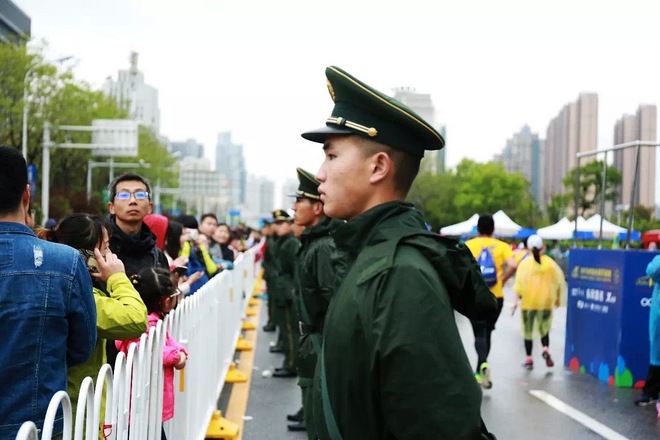 武汉马拉松，相逢在雨中。