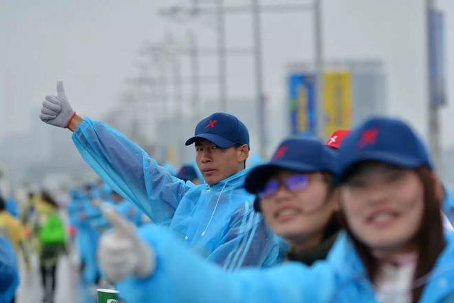 武汉马拉松，相逢在雨中。