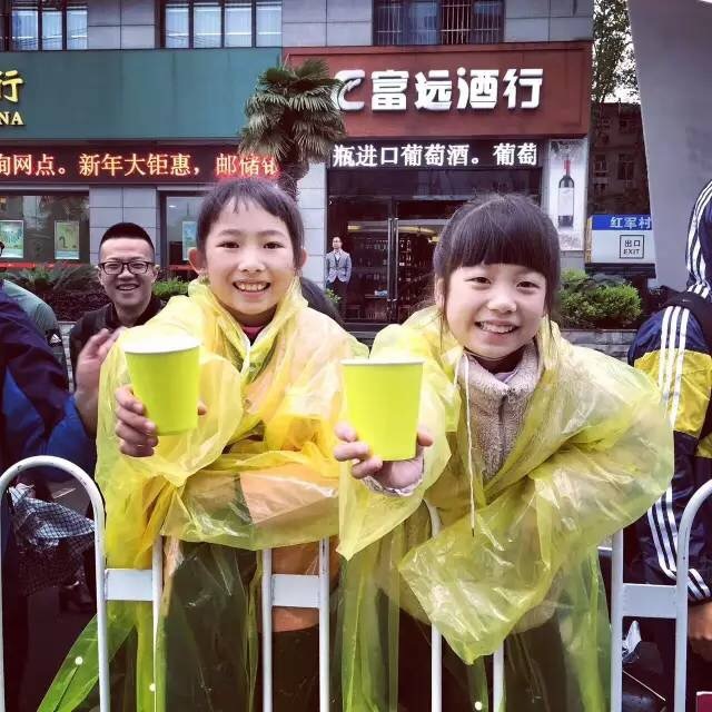 武汉马拉松，相逢在雨中。