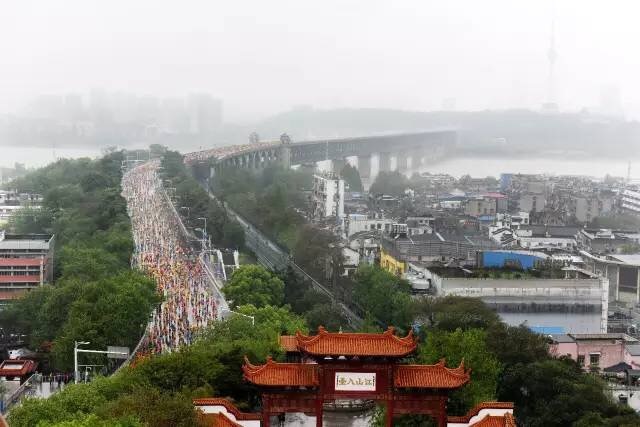武汉马拉松，相逢在雨中。