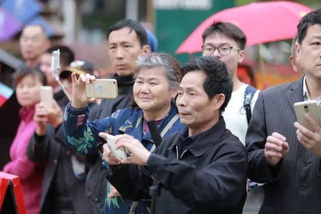 武汉马拉松，相逢在雨中。