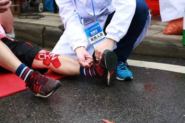 武汉马拉松，相逢在雨中。