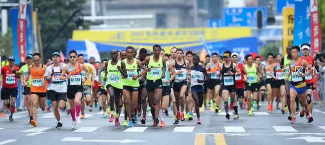 武汉马拉松，相逢在雨中。