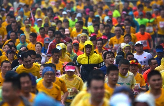 武汉马拉松，相逢在雨中。
