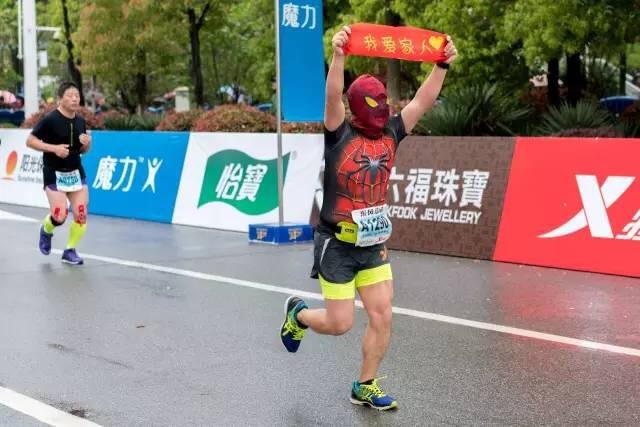 武汉马拉松，相逢在雨中。