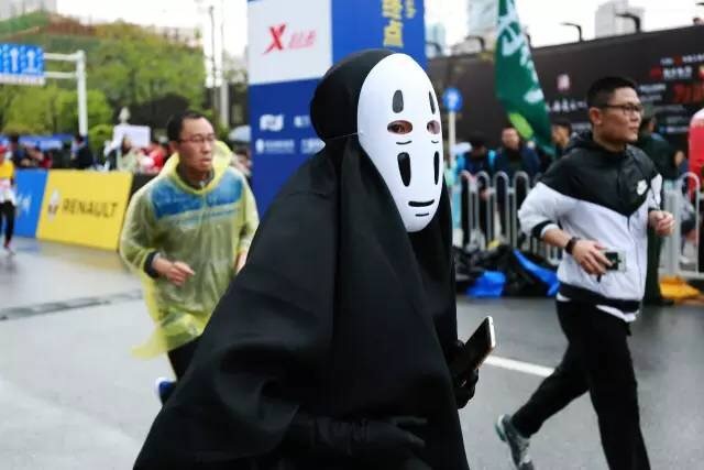 武汉马拉松，相逢在雨中。