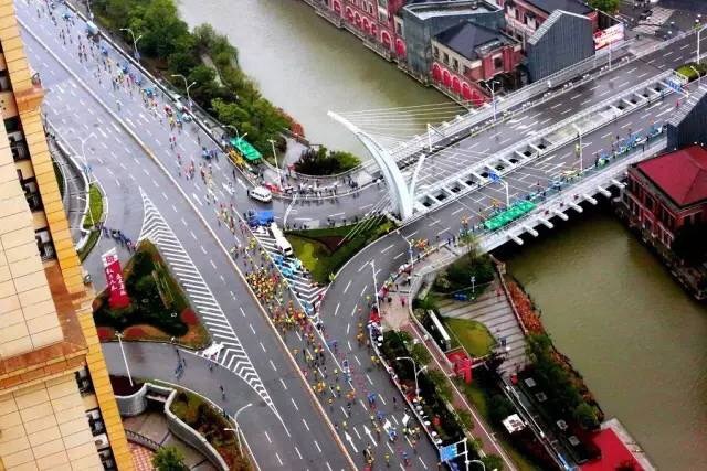 武汉马拉松，相逢在雨中。