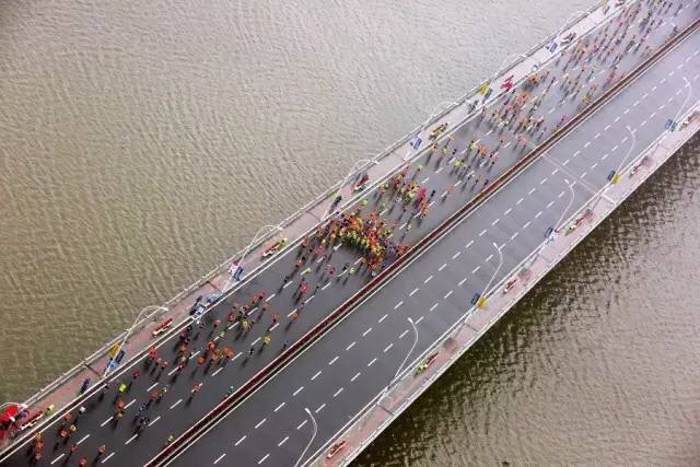 武汉马拉松，相逢在雨中。