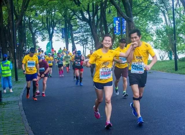 武汉马拉松，相逢在雨中。