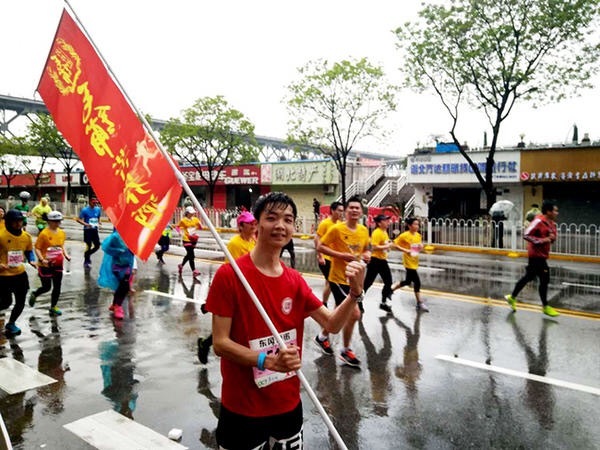 武汉马拉松，相逢在雨中。