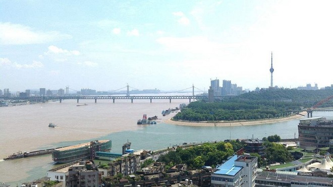 武汉马拉松，相逢在雨中。