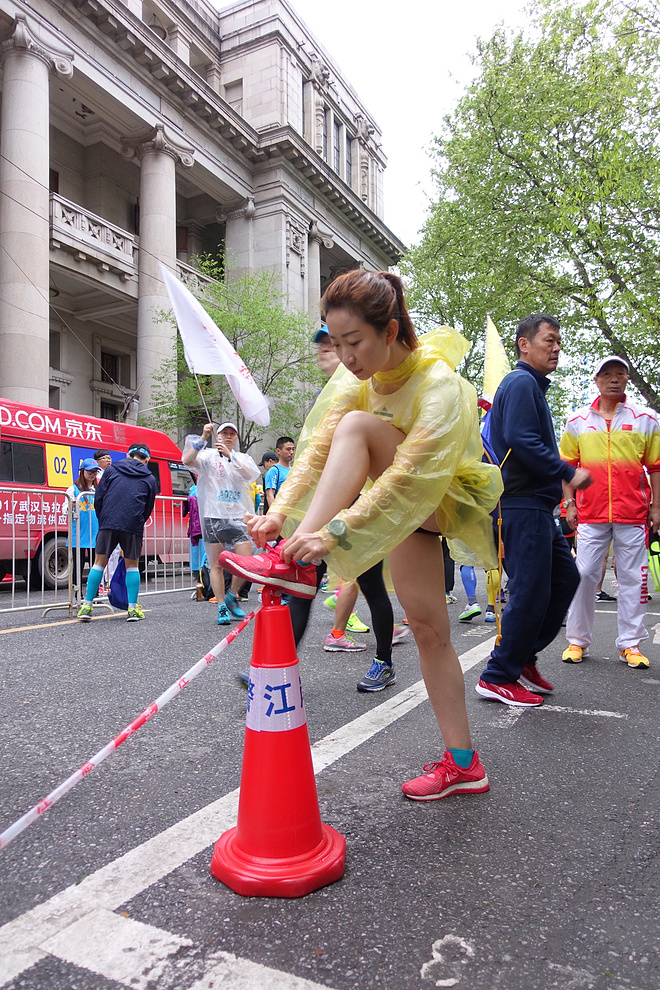 就算大雨让这座城市颠倒 我依然奔跑