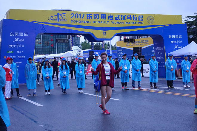 就算大雨让这座城市颠倒 我依然奔跑