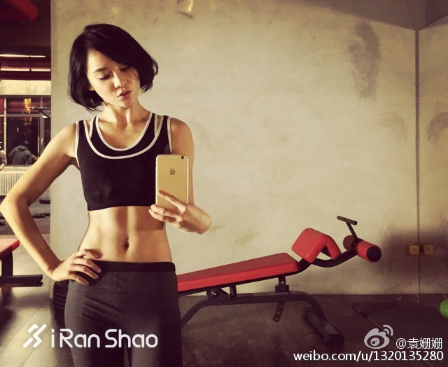 热点 | 马甲线女王袁姗姗 被群嘲后靠“炫腹”转型