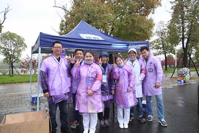 甜蜜跑再度开赛，铿锵玫瑰雨中开跑