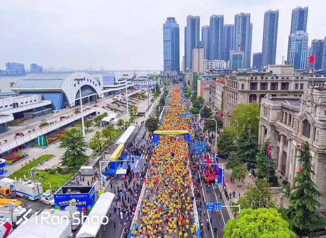 热点 | 大武汉马 马拉松二年级生的完美表现