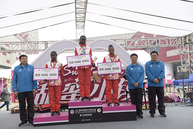 甜蜜跑再度开赛，铿锵玫瑰雨中开跑