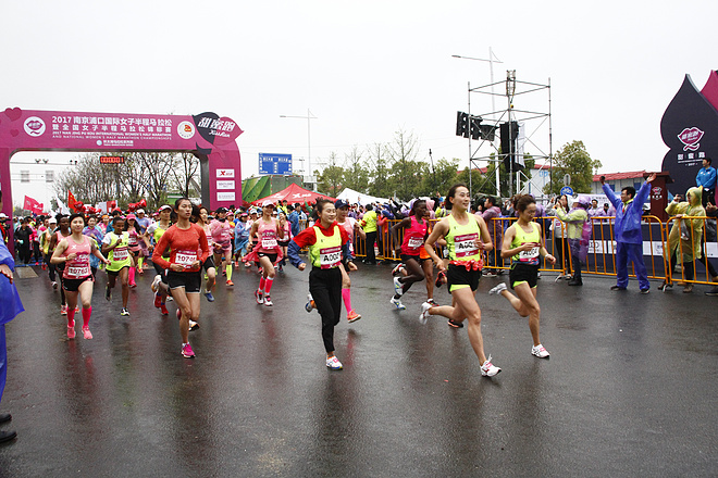 甜蜜跑再度开赛，铿锵玫瑰雨中开跑