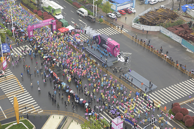 甜蜜跑再度开赛，铿锵玫瑰雨中开跑