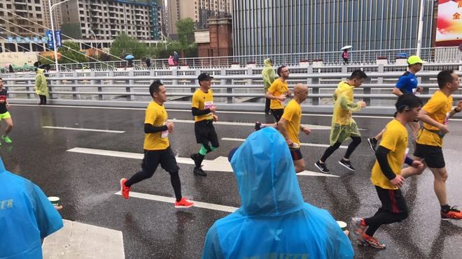 首次汉马、首次雨中跑、首次半马破2
