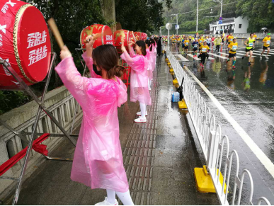 2017年汉马：狂风大雨中，总有N个理由让你坚持完赛