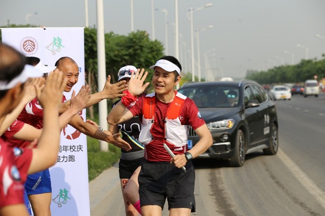 厉害了，这群人跑了1200公里，就为给她过个生日