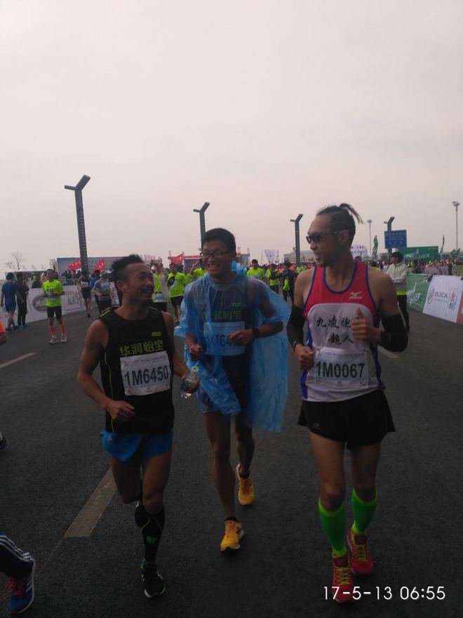 谁也别客气——我们是冠军！