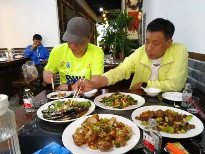 大马、大坡，大吃、大喝 | 贴地飞，大马行