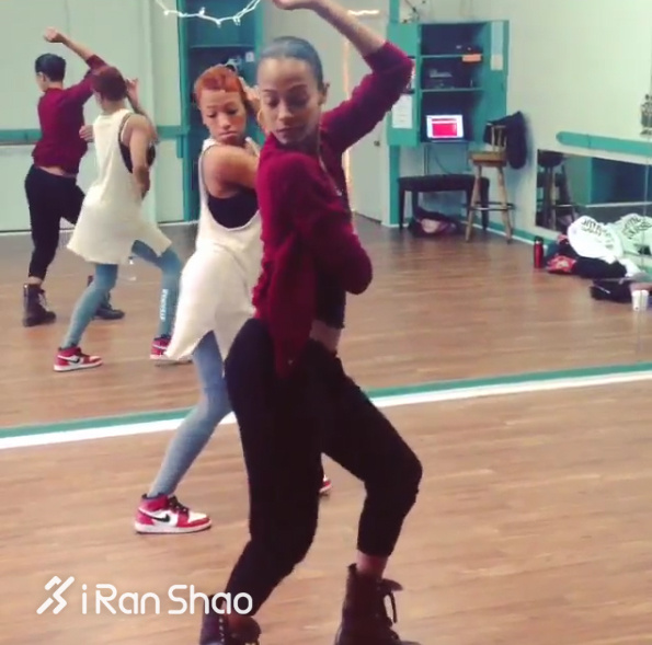 热点 | 运动女神佐伊·索尔达娜 怎么总是被染色去拯救银河