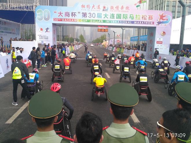 谁也别客气——我们是冠军！