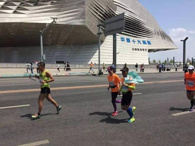 大马、大坡，大吃、大喝 | 贴地飞，大马行