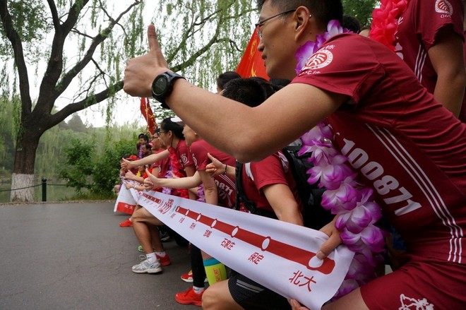 厉害了，这群人跑了1200公里，就为给她过个生日