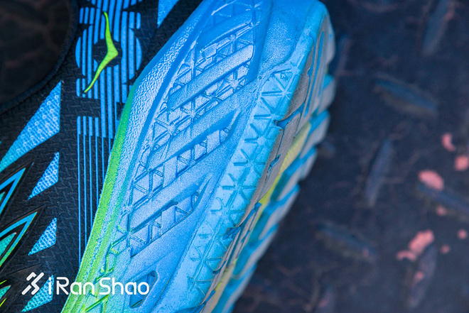 跑鞋 | 28mm高的底也有速度梦 HOKA ONE ONE Clayton 2深度评测