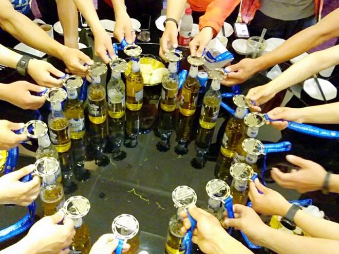 爸，我给你带回来一个瓶起子