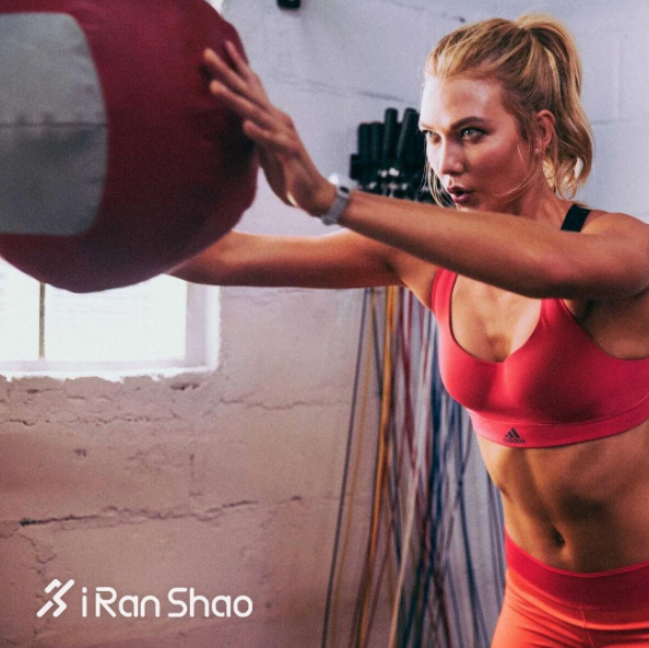 热点 | 能走秀会写码 90后超模Karlie Kloss还要挑战马拉松