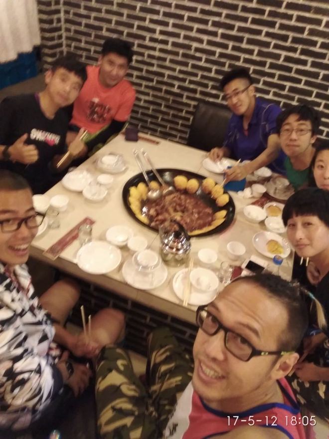 谁也别客气——我们是冠军！