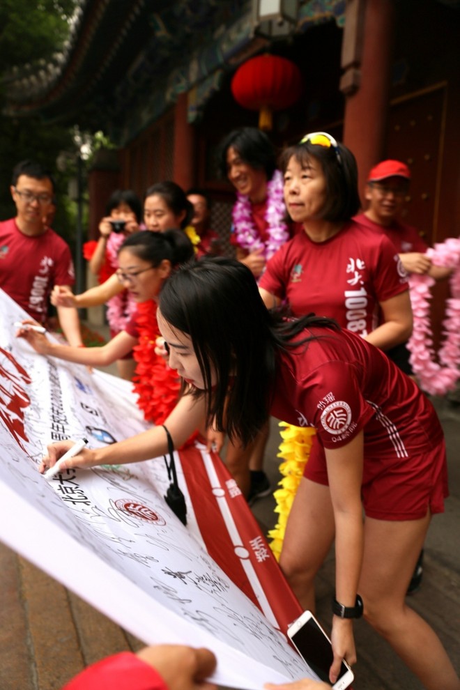 厉害了，这群人跑了1200公里，就为给她过个生日