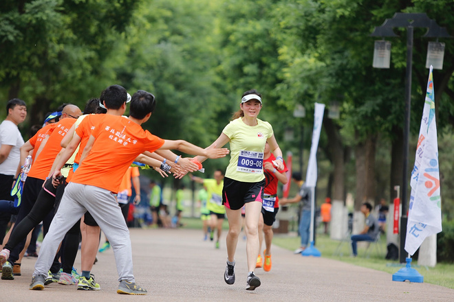 十城24小时首站鸣枪，西安上演跑圈“百团大战”