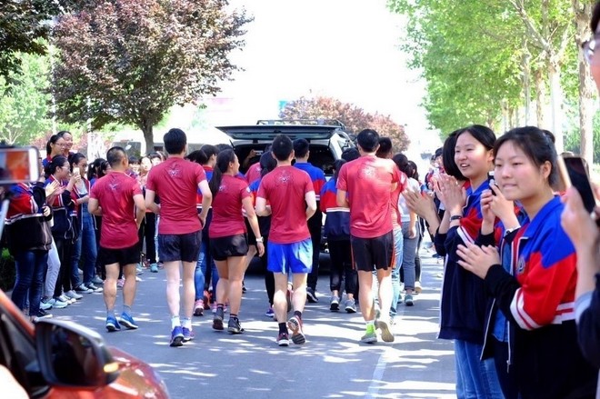 厉害了，这群人跑了1200公里，就为给她过个生日