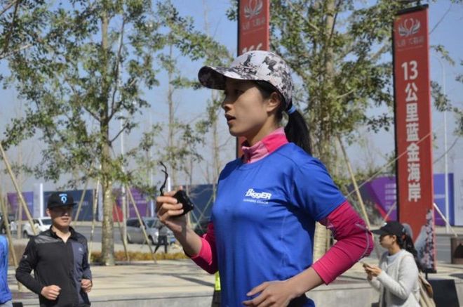 爸，我给你带回来一个瓶起子