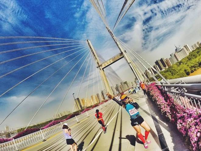 骄阳下 “兰”得经历一次荡气回肠的全城狂欢——2017兰州马拉松