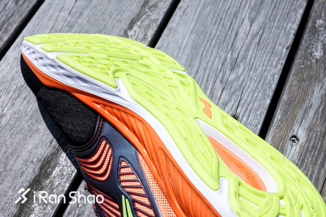 跑鞋 | 腾云驾速 李宁云四代·叠影