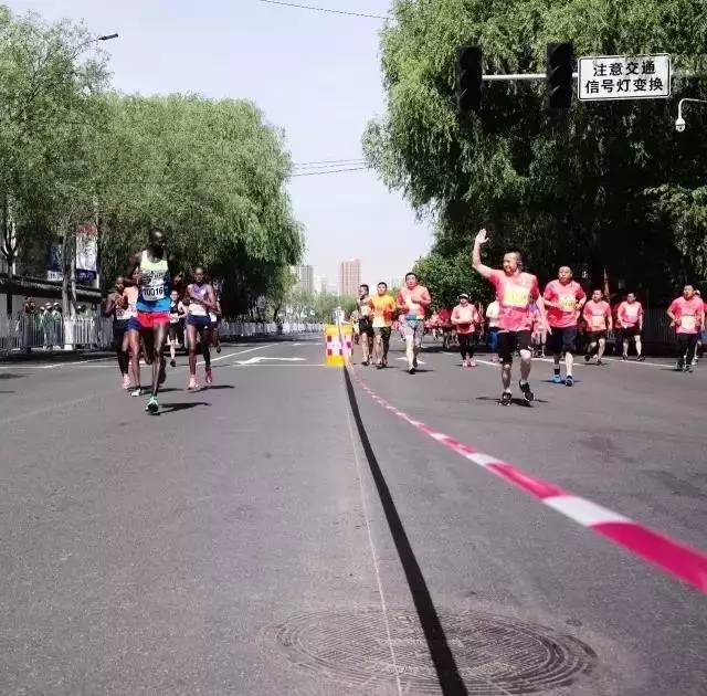 骄阳下 “兰”得经历一次荡气回肠的全城狂欢——2017兰州马拉松